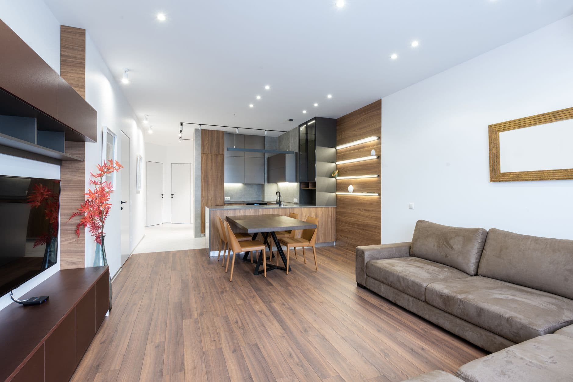 Jasne, nowoczesne wnętrze apartamentu z kuchnią